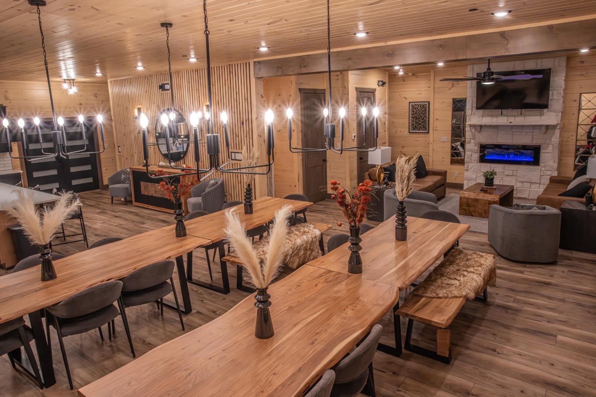 Luxury 12-Bedroom Cabin With Indoor Pool, Hot Tub & Movie Theater, Sleeps 36 Sevierville Luaran gambar
