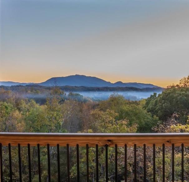 Luxury 12-Bedroom Cabin With Indoor Pool, Hot Tub & Movie Theater, Sleeps 36 Sevierville Luaran gambar